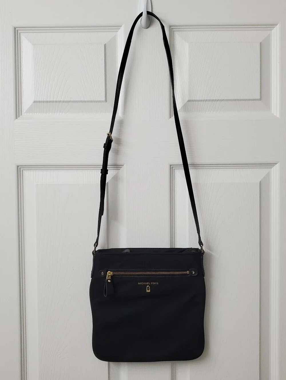 Michael Michael Kors Kelsey Nylon Crossbody bag with gold-tone - Picture 3 of 11